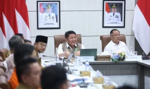 Gubernur Provinsi Sumatra Selatan (Sumsel), Herman Deru, bersama Wakil Gubernur Sumsel, Cik Ujang, memimpin rapat koordinasi penanganan banjir di Palembang, hari Senin, tanggal 4 Mei 2026. (WARTANEGERIKU.ID/FRAN)
