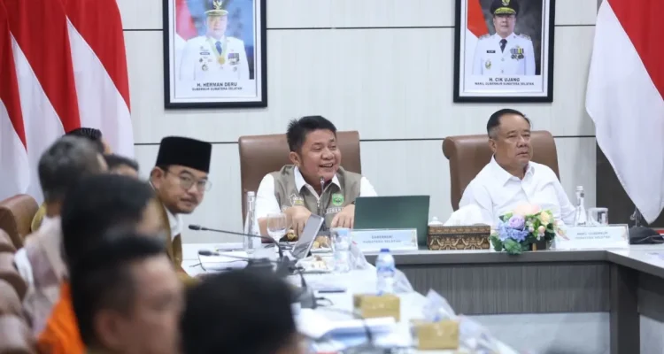 Gubernur Provinsi Sumatra Selatan (Sumsel), Herman Deru, bersama Wakil Gubernur Sumsel, Cik Ujang, memimpin rapat koordinasi penanganan banjir di Palembang, hari Senin, tanggal 4 Mei 2026. (WARTANEGERIKU.ID/FRAN)