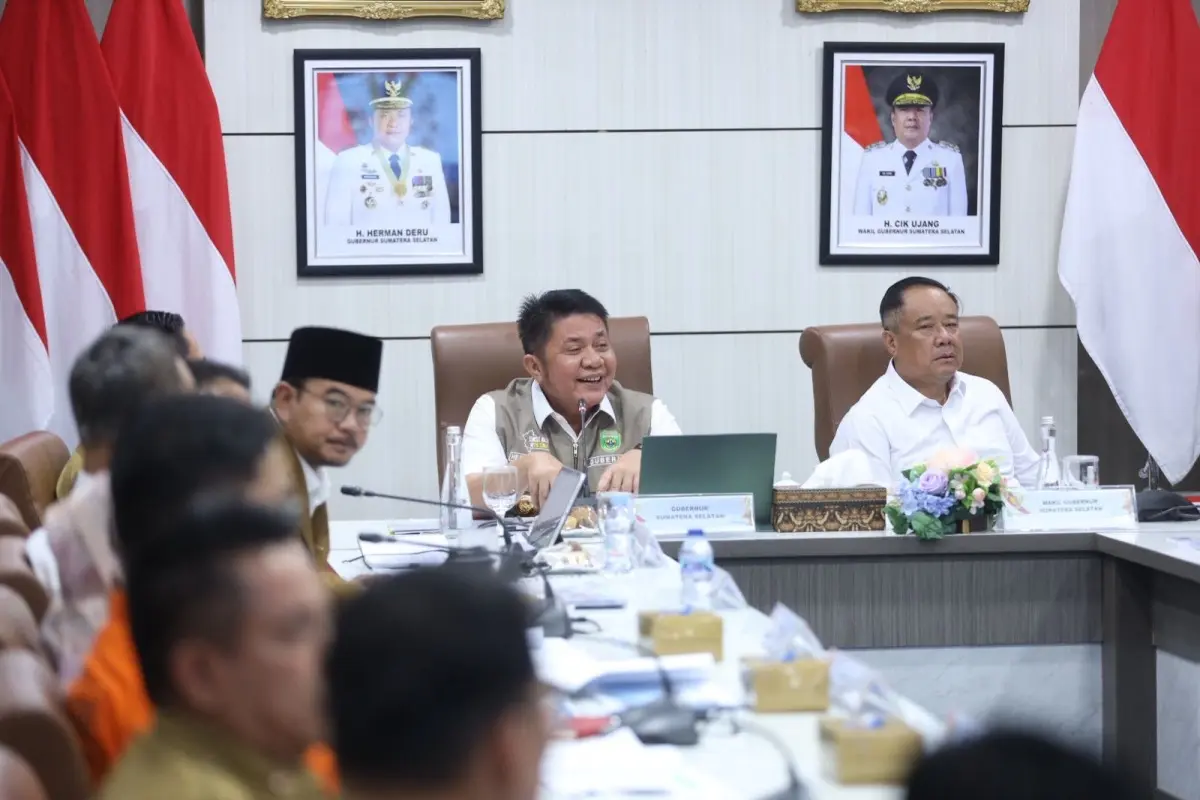 Gubernur Provinsi Sumatra Selatan (Sumsel), Herman Deru, bersama Wakil Gubernur Sumsel, Cik Ujang, memimpin rapat koordinasi penanganan banjir di Palembang, hari Senin, tanggal 4 Mei 2026. (WARTANEGERIKU.ID/FRAN)