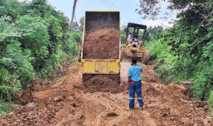 Pemerintah Kabupaten (Pemkab) Musi Banyuasin (Muba) bergerak cepat melakukan perbaikan ruas jalan penghubung Desa Jirak menuju Talang Mandung, Selasa, 5 Mei 2026. (WARTANEGERIKU.ID/FRAN)