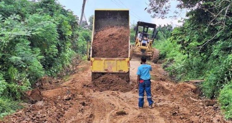 Pemerintah Kabupaten (Pemkab) Musi Banyuasin (Muba) bergerak cepat melakukan perbaikan ruas jalan penghubung Desa Jirak menuju Talang Mandung, Selasa, 5 Mei 2026. (WARTANEGERIKU.ID/FRAN)
