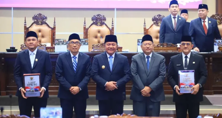 Gubernur Herman Deru dan DPRD Sumsel saat menerima Opini WTP Sumsel ke-12 dari BPK RI