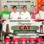 pelaku usaha periklanan yang tergabung dalam Asosiasi Pengusaha Advertising Sumatra Selatan (Sumsel), menyerahkan bantuan cat kepada Pemerintah Kota Palembang (WARTANEGERIKU.ID)