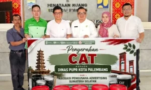 pelaku usaha periklanan yang tergabung dalam Asosiasi Pengusaha Advertising Sumatra Selatan (Sumsel), menyerahkan bantuan cat kepada Pemerintah Kota Palembang (WARTANEGERIKU.ID)