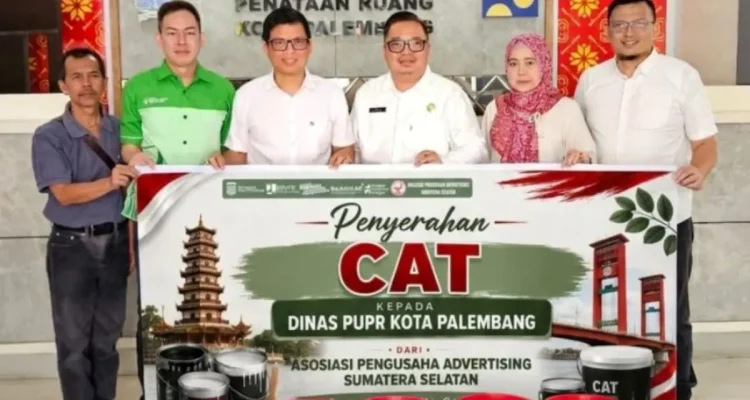 pelaku usaha periklanan yang tergabung dalam Asosiasi Pengusaha Advertising Sumatra Selatan (Sumsel), menyerahkan bantuan cat kepada Pemerintah Kota Palembang (WARTANEGERIKU.ID)