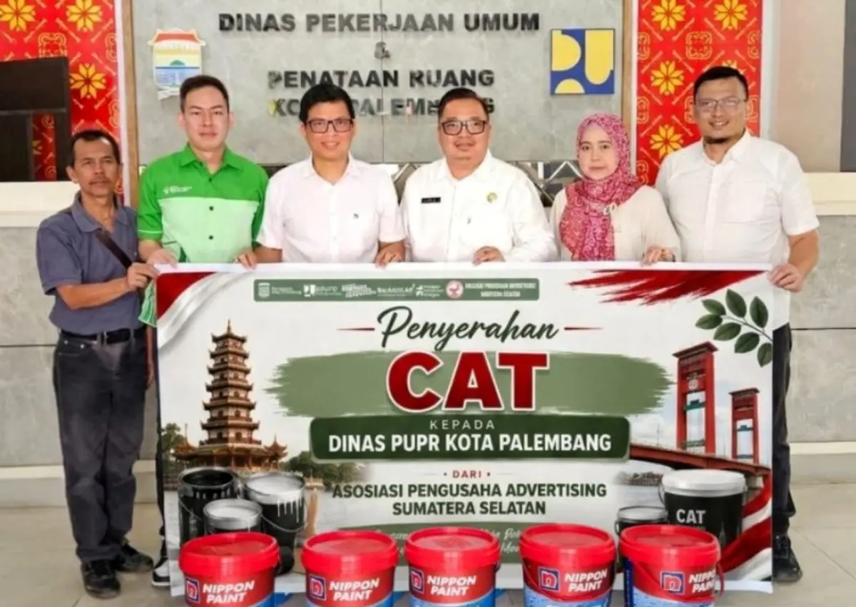 pelaku usaha periklanan yang tergabung dalam Asosiasi Pengusaha Advertising Sumatra Selatan (Sumsel), menyerahkan bantuan cat kepada Pemerintah Kota Palembang (WARTANEGERIKU.ID)