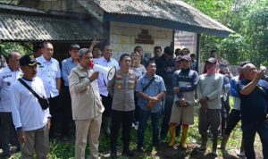 Panitia Khusus (Pansus) Perkebunan Dewan Perwakilan Rakyat Daerah (DPRD) Sumatra Selatan (Sumsel) turun langsung ke lapangan untuk mengawal penyerahan hak garap lahan eks Gembala kepada masyarakat Desa Tanjung Baru, Kecamatan Indralaya Utara, Kabupaten Ogan Ilir. (WARTANEGERIKU.ID/FRAN) Panitia Khusus (Pansus) Perkebunan Dewan Perwakilan Rakyat Daerah (DPRD) Sumatra Selatan (Sumsel) turun langsung ke lapangan untuk mengawal penyerahan hak garap lahan eks Gembala kepada masyarakat Desa Tanjung Baru, Kecamatan Indralaya Utara, Kabupaten Ogan Ilir. (WARTANEGERIKU.ID/FRAN)