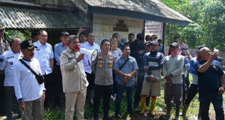 Panitia Khusus (Pansus) Perkebunan Dewan Perwakilan Rakyat Daerah (DPRD) Sumatra Selatan (Sumsel) turun langsung ke lapangan untuk mengawal penyerahan hak garap lahan eks Gembala kepada masyarakat Desa Tanjung Baru, Kecamatan Indralaya Utara, Kabupaten Ogan Ilir. (WARTANEGERIKU.ID/FRAN)