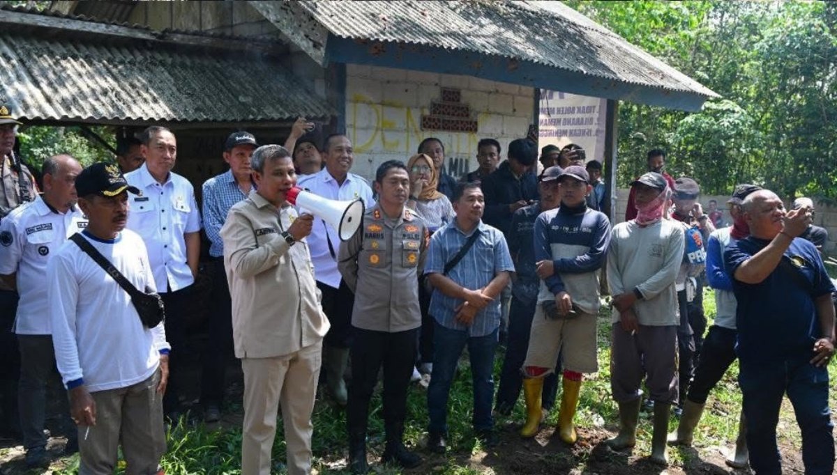 Panitia Khusus (Pansus) Perkebunan Dewan Perwakilan Rakyat Daerah (DPRD) Sumatra Selatan (Sumsel) turun langsung ke lapangan untuk mengawal penyerahan hak garap lahan eks Gembala kepada masyarakat Desa Tanjung Baru, Kecamatan Indralaya Utara, Kabupaten Ogan Ilir. (WARTANEGERIKU.ID/FRAN)
