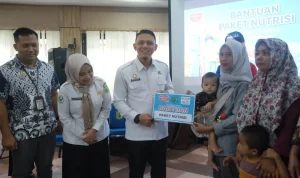 Staf Ahli Bupati Muba Akhmad Toyibir bersama perwakilan Indomaret menyerahkan paket bantuan nutrisi kepada perwakilan ibu dan balita di Auditorium Pemkab Muba