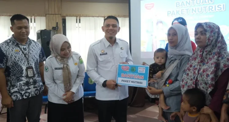 Staf Ahli Bupati Muba Akhmad Toyibir bersama perwakilan Indomaret menyerahkan paket bantuan nutrisi kepada perwakilan ibu dan balita di Auditorium Pemkab Muba