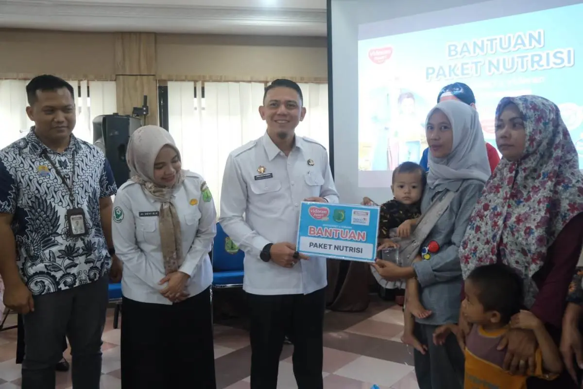 Staf Ahli Bupati Muba Akhmad Toyibir bersama perwakilan Indomaret menyerahkan paket bantuan nutrisi kepada perwakilan ibu dan balita di Auditorium Pemkab Muba