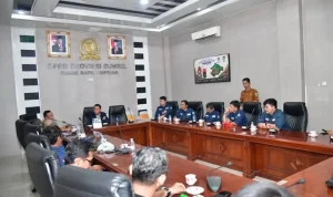 Andie Dinialdie saat menerima kunjungan audiensi dari pengurus Balai Registrasi Gunung Merapi Dempo (Brigade), di Ruang Kerja Ketua DPRD Sumsel. (WARTANEGERIKU.ID/FRAN) Andie Dinialdie saat menerima kunjungan audiensi dari pengurus Balai Registrasi Gunung Merapi Dempo (Brigade), di Ruang Kerja Ketua DPRD Sumsel. (WARTANEGERIKU.ID/FRAN)