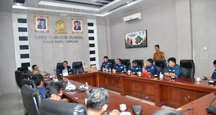 Andie Dinialdie saat menerima kunjungan audiensi dari pengurus Balai Registrasi Gunung Merapi Dempo (Brigade), di Ruang Kerja Ketua DPRD Sumsel. (WARTANEGERIKU.ID/FRAN)