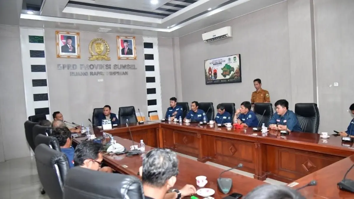 Andie Dinialdie saat menerima kunjungan audiensi dari pengurus Balai Registrasi Gunung Merapi Dempo (Brigade), di Ruang Kerja Ketua DPRD Sumsel. (WARTANEGERIKU.ID/FRAN)