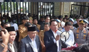 Ketua Dewan Perwakilan Rakyat Daerah (DPRD) Provinsi Sumatera Selatan (Sumsel), Andie Dinialdie, turun langsung menemui ratusan mahasiswa yang menggelar aksi unjuk rasa di halaman Kantor DPRD Sumsel, pada hari Senin, 15 Juni 2026. (WARTANEGERIKU.ID/FRAN) Ketua Dewan Perwakilan Rakyat Daerah (DPRD) Provinsi Sumatera Selatan (Sumsel), Andie Dinialdie, turun langsung menemui ratusan mahasiswa yang menggelar aksi unjuk rasa di halaman Kantor DPRD Sumsel, pada hari Senin, 15 Juni 2026. (WARTANEGERIKU.ID/FRAN)