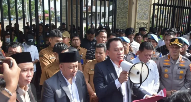 Ketua Dewan Perwakilan Rakyat Daerah (DPRD) Provinsi Sumatera Selatan (Sumsel), Andie Dinialdie, turun langsung menemui ratusan mahasiswa yang menggelar aksi unjuk rasa di halaman Kantor DPRD Sumsel, pada hari Senin, 15 Juni 2026. (WARTANEGERIKU.ID/FRAN)