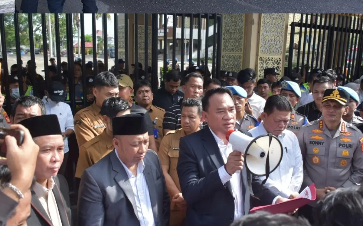 Ketua Dewan Perwakilan Rakyat Daerah (DPRD) Provinsi Sumatera Selatan (Sumsel), Andie Dinialdie, turun langsung menemui ratusan mahasiswa yang menggelar aksi unjuk rasa di halaman Kantor DPRD Sumsel, pada hari Senin, 15 Juni 2026. (WARTANEGERIKU.ID/FRAN)