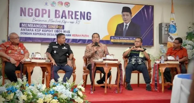 Menteri Koperasi (Menkop) Republik Indonesia, Ferry Juliantono, menghadiri kegiatan dialog bersama pengurus Koperasi Desa/Kelurahan Merah Putih (KDKMP) Kabupaten Sikka, Nusa Tenggara Timur (NTT), pada hari Jum'at, tanggal 29 Mei 2026. (WARTANEGERIKU.ID/ARGIMAN)