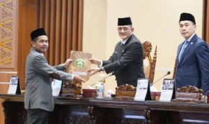 Juru bicara Fraksi Golkar, M. Hasan Haikal, penyampaian pemandangan umum fraksi-fraksi terhadap Rancangan Peraturan Daerah (Raperda) tentang Pertanggungjawaban Pelaksanaan APBD Provinsi Sumsel Tahun Anggaran 2025. (WARTANEGERIKU.ID/FRAN)