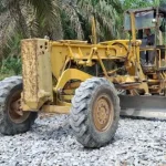 aksi gotong royong Pemerintah Kecamatan (Pemcam) Bayung Lencir bersama pihak perusahaan, Pemerintah Desa (Pemdes) Muara Bahar, dan masyarakat setempat, dalam memperbaiki jalan sepanjang 2 kilometer menuju RT 03 Desa Muara Bahar.