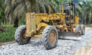 aksi gotong royong Pemerintah Kecamatan (Pemcam) Bayung Lencir bersama pihak perusahaan, Pemerintah Desa (Pemdes) Muara Bahar, dan masyarakat setempat, dalam memperbaiki jalan sepanjang 2 kilometer menuju RT 03 Desa Muara Bahar.