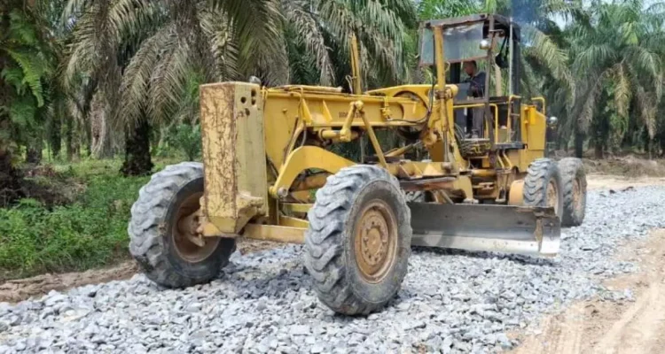 aksi gotong royong Pemerintah Kecamatan (Pemcam) Bayung Lencir bersama pihak perusahaan, Pemerintah Desa (Pemdes) Muara Bahar, dan masyarakat setempat, dalam memperbaiki jalan sepanjang 2 kilometer menuju RT 03 Desa Muara Bahar.