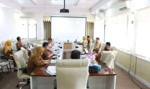Rapat tindak lanjut dari Surat Keputusan Menteri Lingkungan Hidup dan Kehutanan (LHK) Republik Indonesia Nomor 6 Tahun 2024 tentang Persetujuan Pelepasan Kawasan Hutan Produksi yang Dapat Dikonversi Tidak Produktif sebagai Sumber Tanah Objek Reforma Agraria. (WARTANEGERIKU.ID/HAIRUDIN) Rapat tindak lanjut dari Surat Keputusan Menteri Lingkungan Hidup dan Kehutanan (LHK) Republik Indonesia Nomor 6 Tahun 2024 tentang Persetujuan Pelepasan Kawasan Hutan Produksi yang Dapat Dikonversi Tidak Produktif sebagai Sumber Tanah Objek Reforma Agraria. (WARTANEGERIKU.ID/HAIRUDIN)