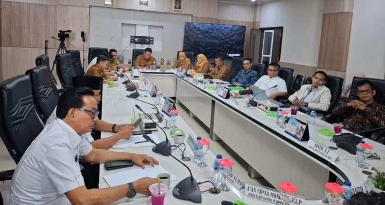 Rapat Dengar Pendapat (RDP) Komisi IV DPRD Kabupaten Muba yang dipimpin oleh Edi Hariyanto, serta dihadiri oleh Asisten I Setda Kabupaten Muba, jajaran dinas terkait, BPJS Ketenagakerjaan, hingga perwakilan pemerintah desa. (WARTANEGERIKU.ID/FRAN)