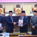 Ketua DPRD Sumsel, Andie Dinialdie, dan Gubernur Sumsel, menghadiri Rapat Paripurna XXXVI DPRD Sumsel yang digelar di Ruang Rapat Paripurna, hari Senin, tanggal 15 Juni 2026. (WARTANEGERIKU.ID/FRAN)