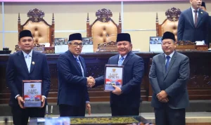 Ketua DPRD Sumsel, Andie Dinialdie, dan Gubernur Sumsel, menghadiri Rapat Paripurna XXXVI DPRD Sumsel yang digelar di Ruang Rapat Paripurna, hari Senin, tanggal 15 Juni 2026. (WARTANEGERIKU.ID/FRAN) Ketua DPRD Sumsel, Andie Dinialdie, dan Gubernur Sumsel, menghadiri Rapat Paripurna XXXVI DPRD Sumsel yang digelar di Ruang Rapat Paripurna, hari Senin, tanggal 15 Juni 2026. (WARTANEGERIKU.ID/FRAN)