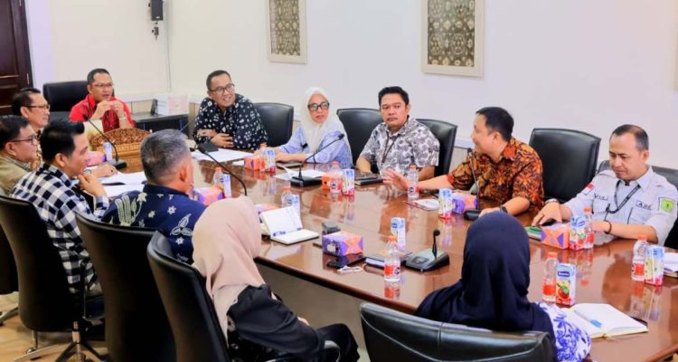 Asisten I Setda Pemkab Muba, Ardiansyah, memimpin rapat teknis TKKSD terkait persiapan pembentukan Unit Layanan Terpadu P4GN di Ruang Rapat Sekda, Kamis, 11 Juni 2026. (WARTANEGERIKU.ID/FRAN)