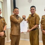 Pemerintah Kabupaten (Pemkab) Musi Banyuasin (Muba) resmi menunjuk Staf Ahli Bupati Bidang Pembangunan, Akhmad Toyibir, sebagai Pelaksana Tugas (Plt.) Asisten Bidang Perekonomian dan Pembangunan (Asisten II) Sekretariat Daerah (Setda) Kabupaten Muba. (WARTANEGERIKU.ID/FRAN)
