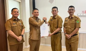 Pemerintah Kabupaten (Pemkab) Musi Banyuasin (Muba) resmi menunjuk Staf Ahli Bupati Bidang Pembangunan, Akhmad Toyibir, sebagai Pelaksana Tugas (Plt.) Asisten Bidang Perekonomian dan Pembangunan (Asisten II) Sekretariat Daerah (Setda) Kabupaten Muba. (WARTANEGERIKU.ID/FRAN) Pemerintah Kabupaten (Pemkab) Musi Banyuasin (Muba) resmi menunjuk Staf Ahli Bupati Bidang Pembangunan, Akhmad Toyibir, sebagai Pelaksana Tugas (Plt.) Asisten Bidang Perekonomian dan Pembangunan (Asisten II) Sekretariat Daerah (Setda) Kabupaten Muba. (WARTANEGERIKU.ID/FRAN)