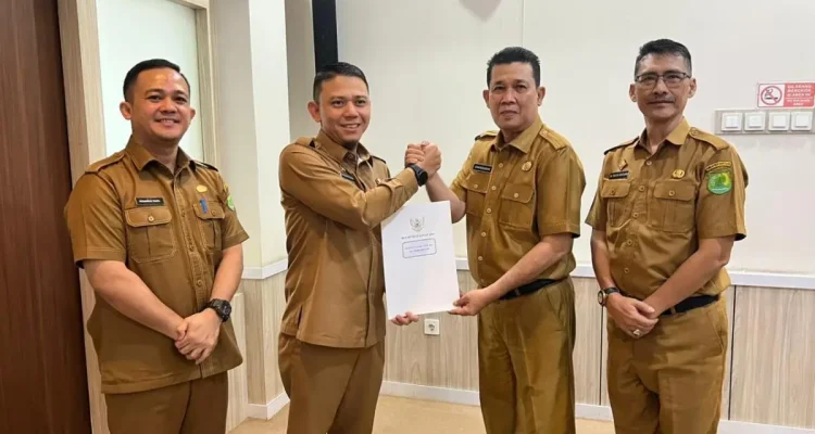 Pemerintah Kabupaten (Pemkab) Musi Banyuasin (Muba) resmi menunjuk Staf Ahli Bupati Bidang Pembangunan, Akhmad Toyibir, sebagai Pelaksana Tugas (Plt.) Asisten Bidang Perekonomian dan Pembangunan (Asisten II) Sekretariat Daerah (Setda) Kabupaten Muba. (WARTANEGERIKU.ID/FRAN)