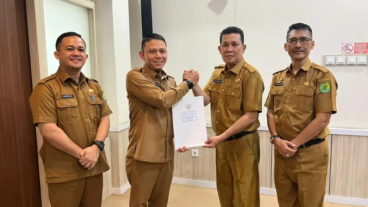 Pemerintah Kabupaten (Pemkab) Musi Banyuasin (Muba) resmi menunjuk Staf Ahli Bupati Bidang Pembangunan, Akhmad Toyibir, sebagai Pelaksana Tugas (Plt.) Asisten Bidang Perekonomian dan Pembangunan (Asisten II) Sekretariat Daerah (Setda) Kabupaten Muba. (WARTANEGERIKU.ID/FRAN)