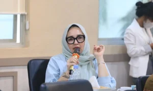 Hj. Eva Susanti, menyoroti secara tajam persoalan kelangkaan Bahan Bakar Minyak (BBM) jenis solar bersubsidi di wilayah Sumsel, dalam Rapat Dengar Pendapat (RDP) bersama PT Pertamina. (WARTANEGERIKU.ID/SIKUMBANG) Hj. Eva Susanti, menyoroti secara tajam persoalan kelangkaan Bahan Bakar Minyak (BBM) jenis solar bersubsidi di wilayah Sumsel, dalam Rapat Dengar Pendapat (RDP) bersama PT Pertamina. (WARTANEGERIKU.ID/SIKUMBANG)