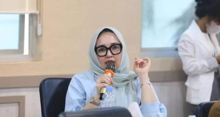 Hj. Eva Susanti, menyoroti secara tajam persoalan kelangkaan Bahan Bakar Minyak (BBM) jenis solar bersubsidi di wilayah Sumsel, dalam Rapat Dengar Pendapat (RDP) bersama PT Pertamina. (WARTANEGERIKU.ID/SIKUMBANG)
