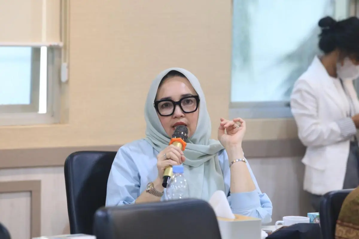 Hj. Eva Susanti, menyoroti secara tajam persoalan kelangkaan Bahan Bakar Minyak (BBM) jenis solar bersubsidi di wilayah Sumsel, dalam Rapat Dengar Pendapat (RDP) bersama PT Pertamina. (WARTANEGERIKU.ID/SIKUMBANG)
