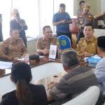 Sekretaris Daerah Kabupaten Muba, Syafaruddin, saat menerima aspirasi ratusan massa yang tergabung dalam Persatuan Penyuling Minyak Muba (PPMM), di Ruang Rapat Randik Sekretariat Daerah Kabupaten Muba, hari Selasa, tanggal 9 Juni 2026. (WARTANEGERIKU.ID/FRAN)