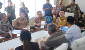 Sekretaris Daerah Kabupaten Muba, Syafaruddin, saat menerima aspirasi ratusan massa yang tergabung dalam Persatuan Penyuling Minyak Muba (PPMM), di Ruang Rapat Randik Sekretariat Daerah Kabupaten Muba, hari Selasa, tanggal 9 Juni 2026. (WARTANEGERIKU.ID/FRAN) Sekretaris Daerah Kabupaten Muba, Syafaruddin, saat menerima aspirasi ratusan massa yang tergabung dalam Persatuan Penyuling Minyak Muba (PPMM), di Ruang Rapat Randik Sekretariat Daerah Kabupaten Muba, hari Selasa, tanggal 9 Juni 2026. (WARTANEGERIKU.ID/FRAN)