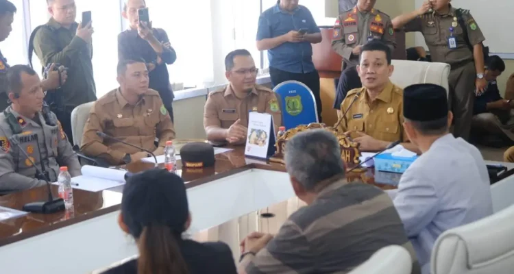 Sekretaris Daerah Kabupaten Muba, Syafaruddin, saat menerima aspirasi ratusan massa yang tergabung dalam Persatuan Penyuling Minyak Muba (PPMM), di Ruang Rapat Randik Sekretariat Daerah Kabupaten Muba, hari Selasa, tanggal 9 Juni 2026. (WARTANEGERIKU.ID/FRAN)
