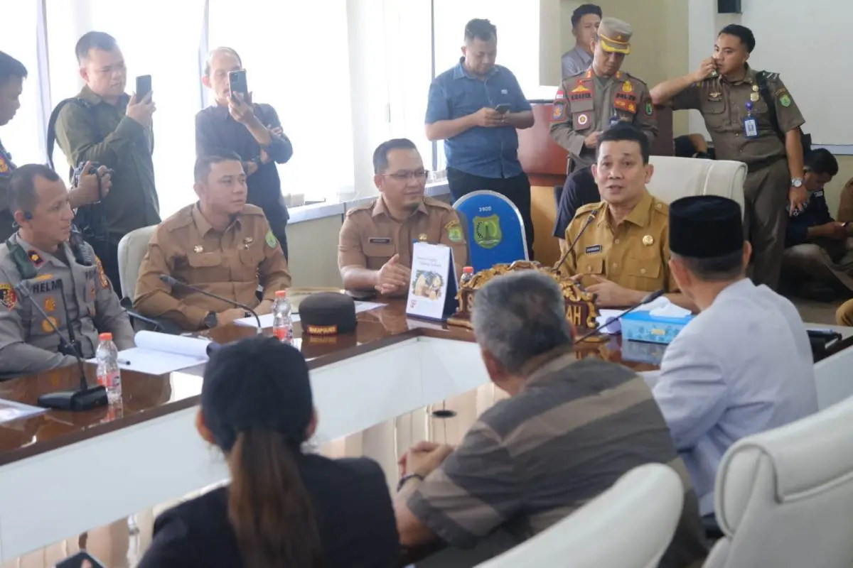 Sekretaris Daerah Kabupaten Muba, Syafaruddin, saat menerima aspirasi ratusan massa yang tergabung dalam Persatuan Penyuling Minyak Muba (PPMM), di Ruang Rapat Randik Sekretariat Daerah Kabupaten Muba, hari Selasa, tanggal 9 Juni 2026. (WARTANEGERIKU.ID/FRAN)