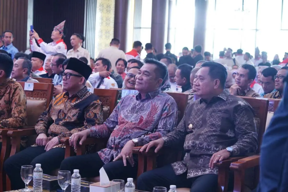 Disnakertrans Muba menyerahkan surat resmi Bupati kepada Medco Energi untuk memperkuat implementasi Perda Pengutamaan Tenaga Kerja Lokal.