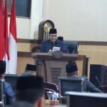 Bupati Muba H M Toha Tohet menyampaikan penjelasan tiga Raperda dalam Rapat Paripurna DPRD Muba. Bupati Muba H M Toha Tohet menyampaikan penjelasan tiga Raperda dalam Rapat Paripurna DPRD Muba.