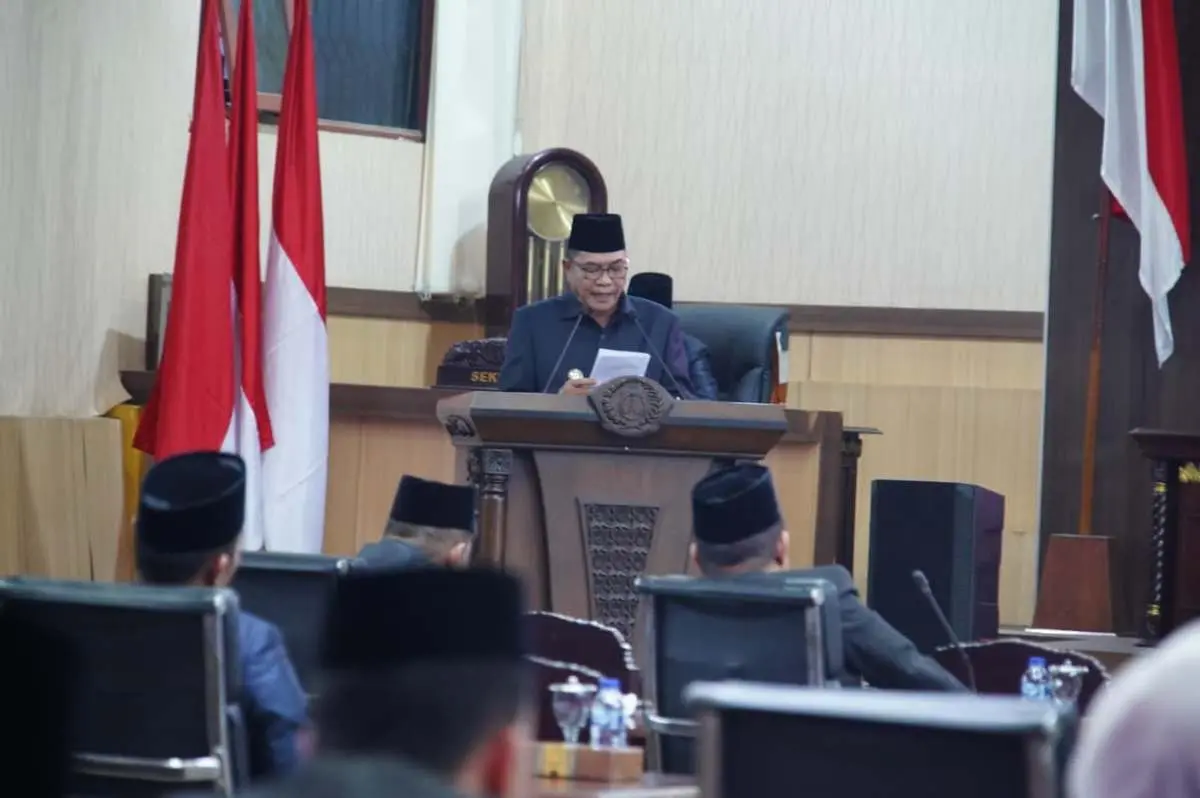 Bupati Muba H M Toha Tohet menyampaikan penjelasan tiga Raperda dalam Rapat Paripurna DPRD Muba.