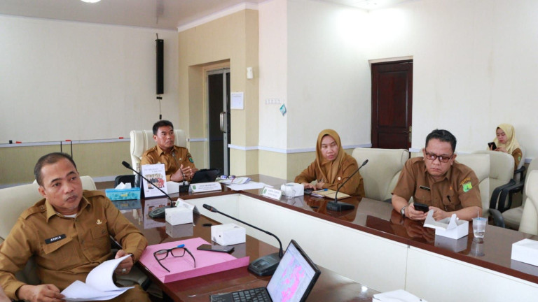 Pemerintah Kabupaten Muba saat mengikuti Rapat Koordinasi tindak lanjut SK MenLHK RI Nomor 6 Tahun 2024 secara virtual di Ruang Rapat Randik.