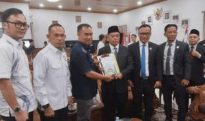 Panitia Khusus (Pansus) Perkebunan DPRD Provinsi Sumatera Selatan menyerahkan rekomendasi hasil pembahasan dan pengawasan terhadap tata kelola sektor perkebunan kepada Pemerintah Kabupaten Lahat, Rabu (15/7/2026).