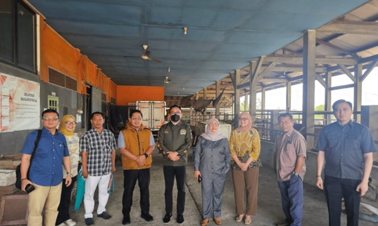 omisi II DPRD Provinsi Sumatera Selatan melakukan kunjungan kerja ke Rumah Pemotongan Hewan (RPH) milik PT Bina Hilir Utama Niaga di Kabupaten Ogan Komering Ilir (OKI), Jumat (17/7/2026).