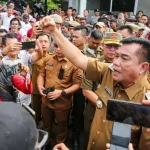 Bupati Kabupaten Muba, Toha Tohet, turun langsung menemui massa di halaman kantor bupati untuk membuka ruang dialog. (WARTANEGERIKU.ID/FRAN)